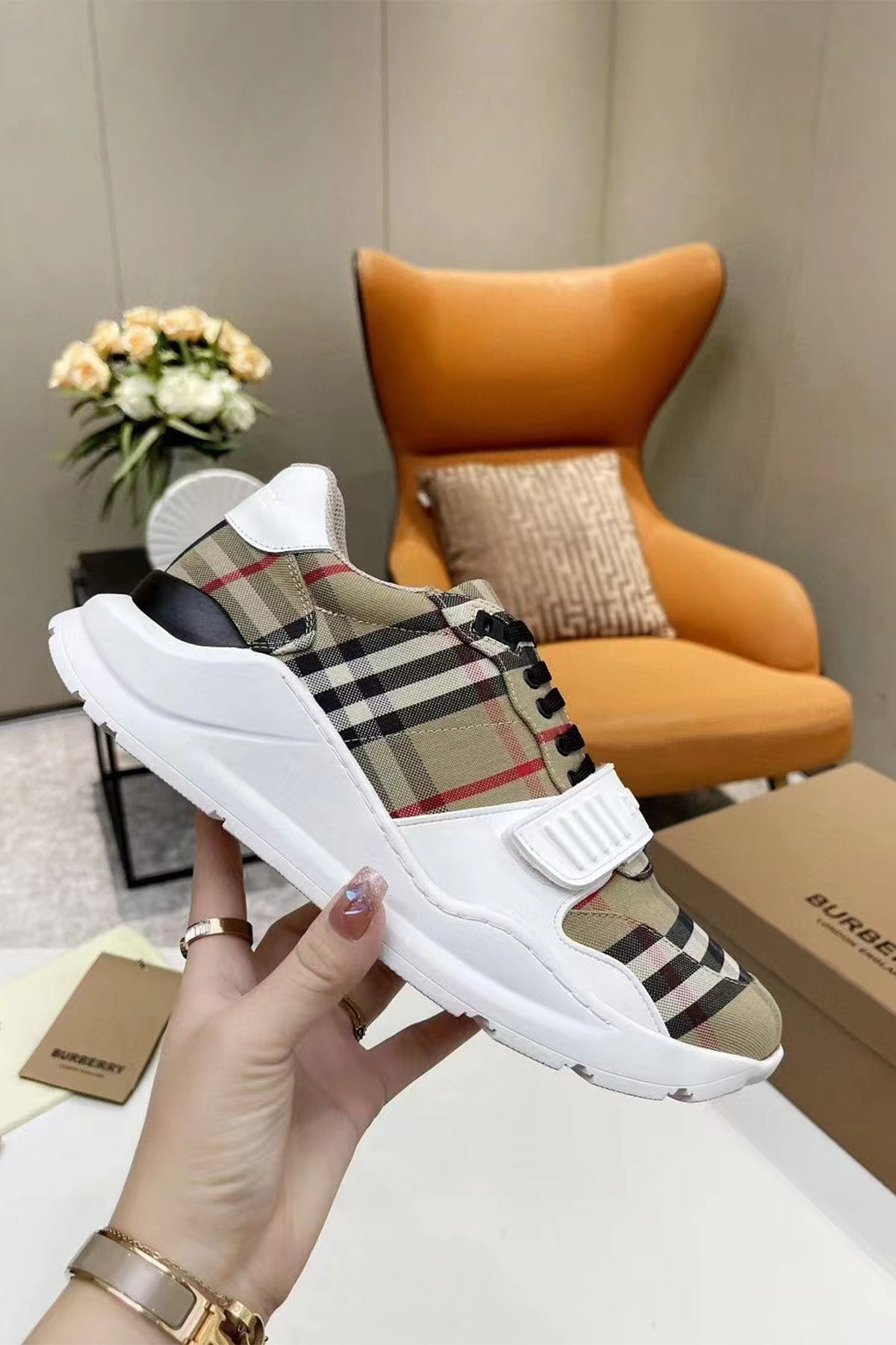 104657 Women Shoes - 24HEARTZ