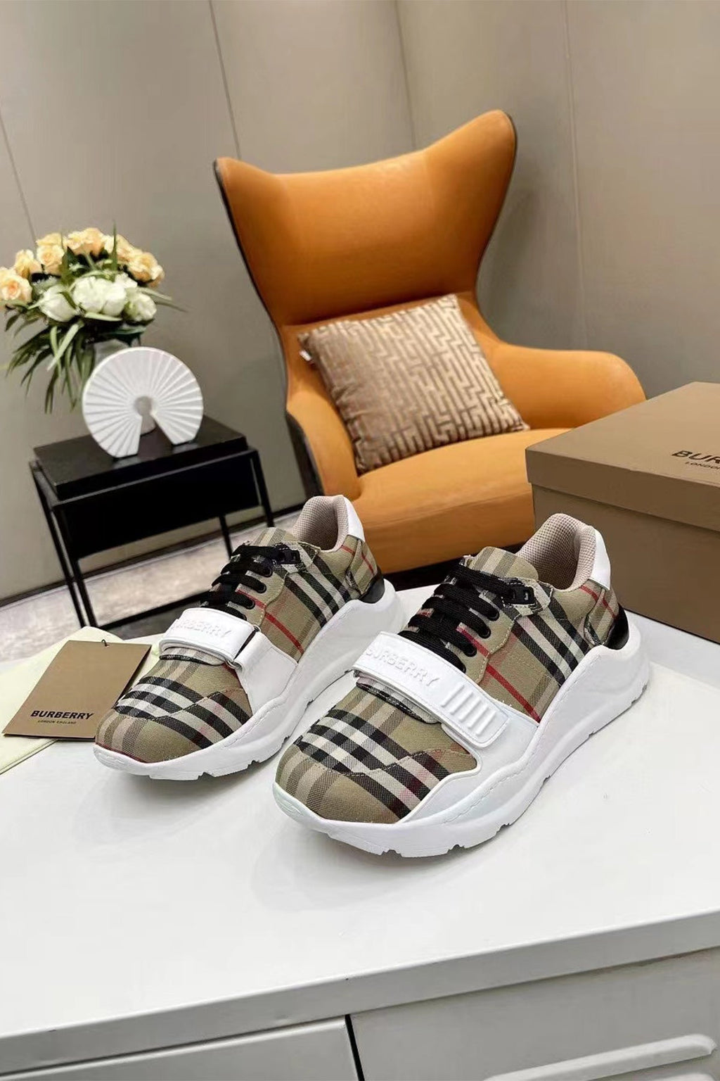 104657 Women Shoes - 24HEARTZ