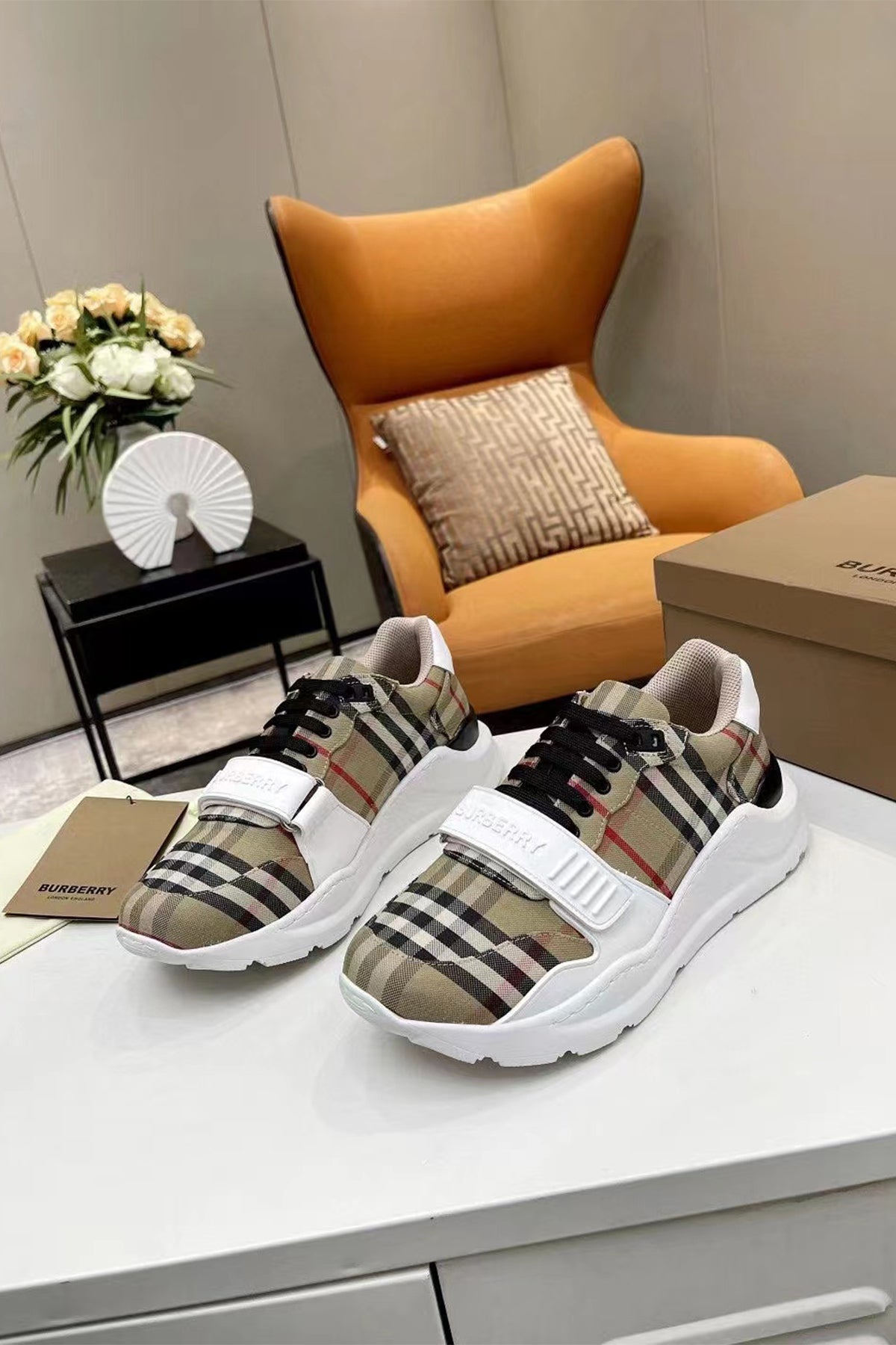 104657 Women Shoes - 24HEARTZ