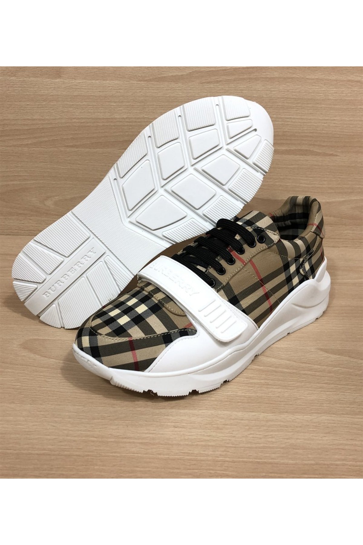 104657 Women Shoes - 24HEARTZ