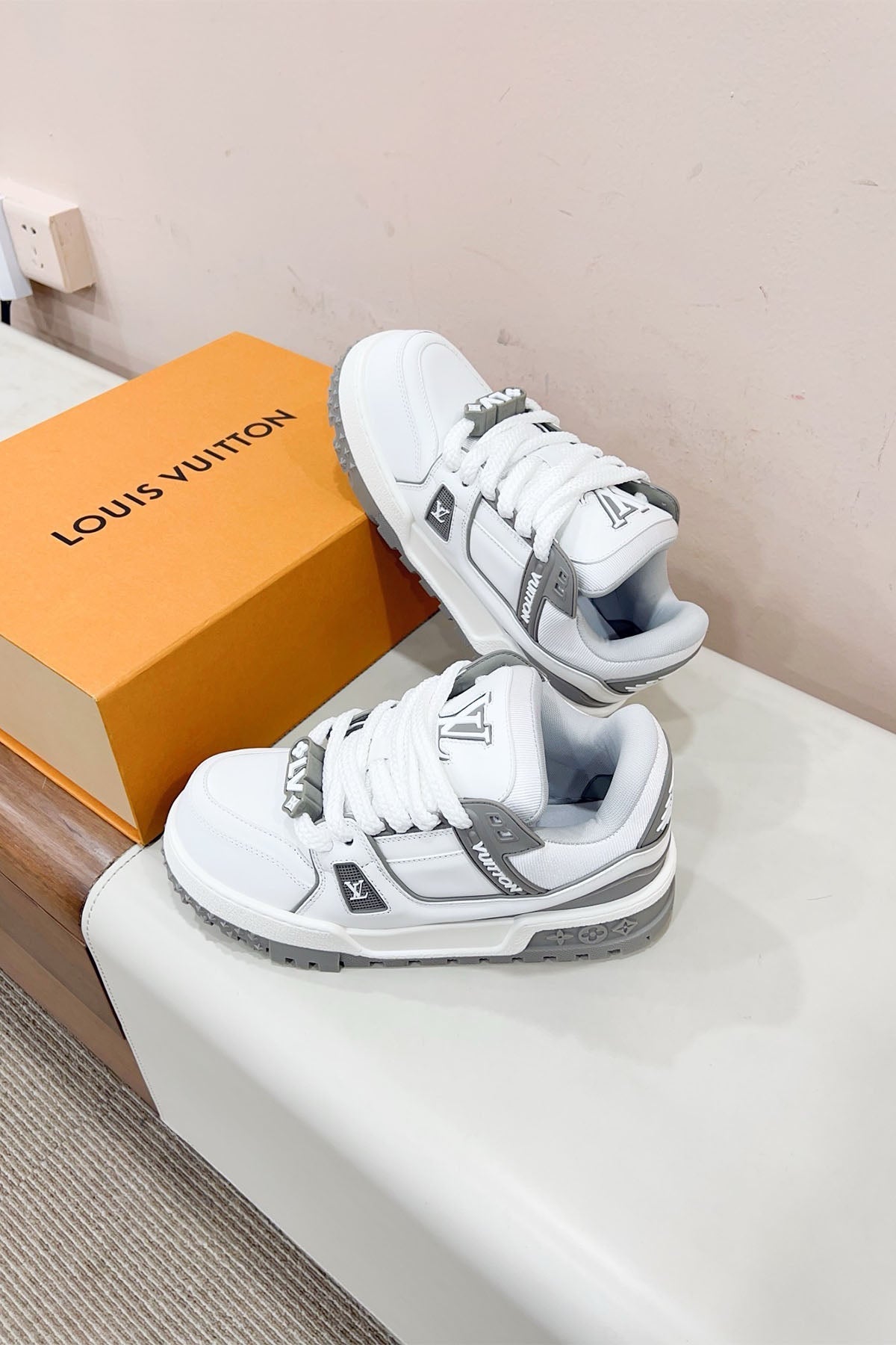 111583 Women Shoes - 24HEARTZ