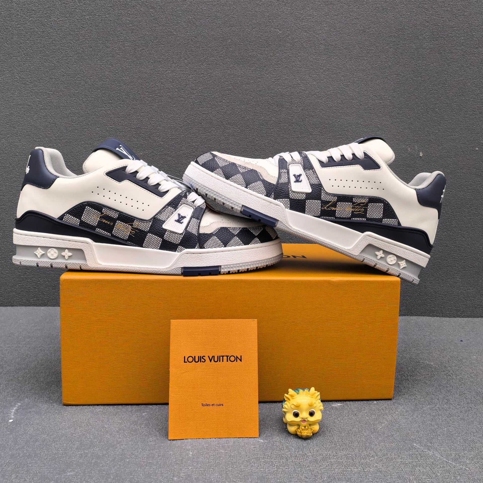 122325 Women Shoes - 24HEARTZ