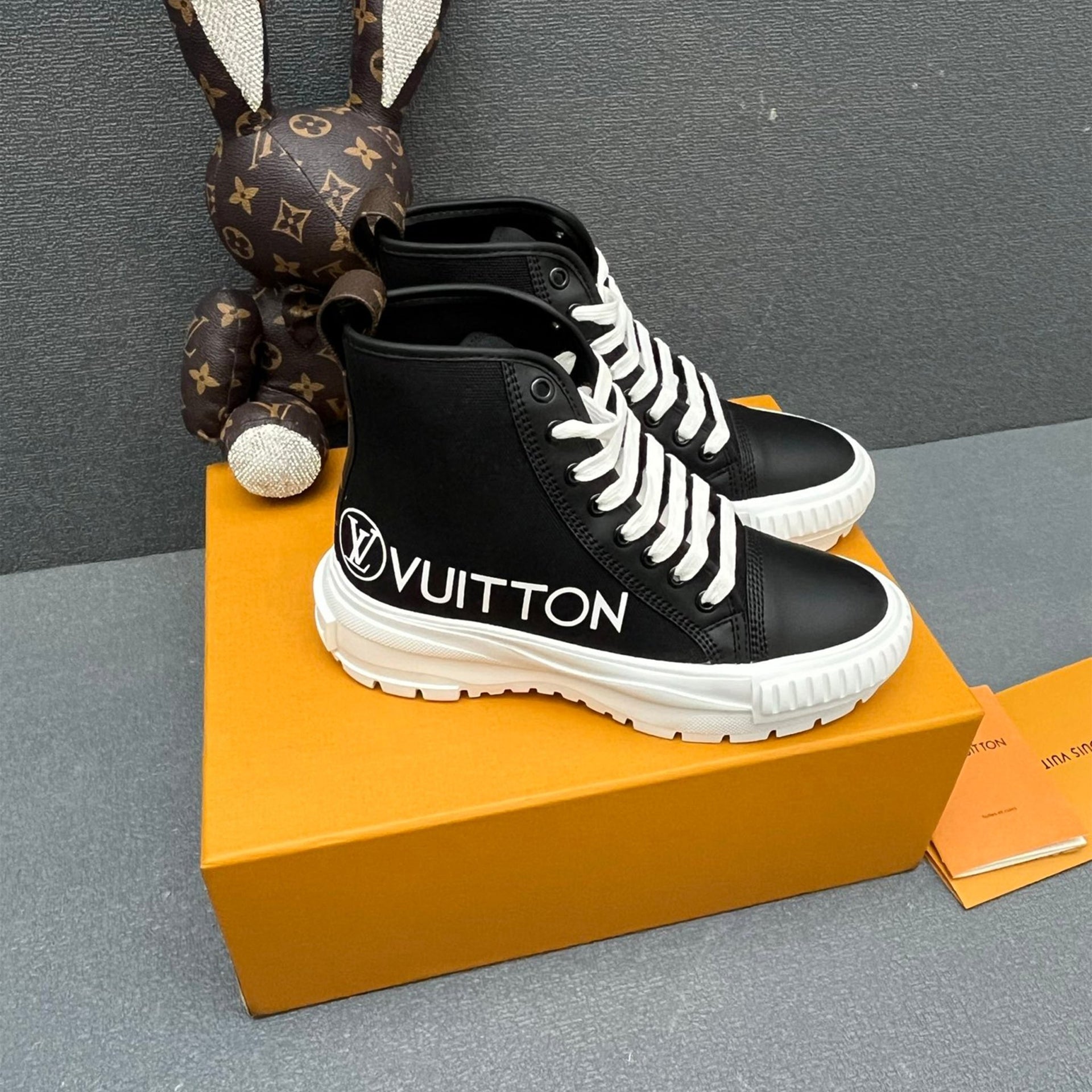 122327 Women Shoes - 24HEARTZ