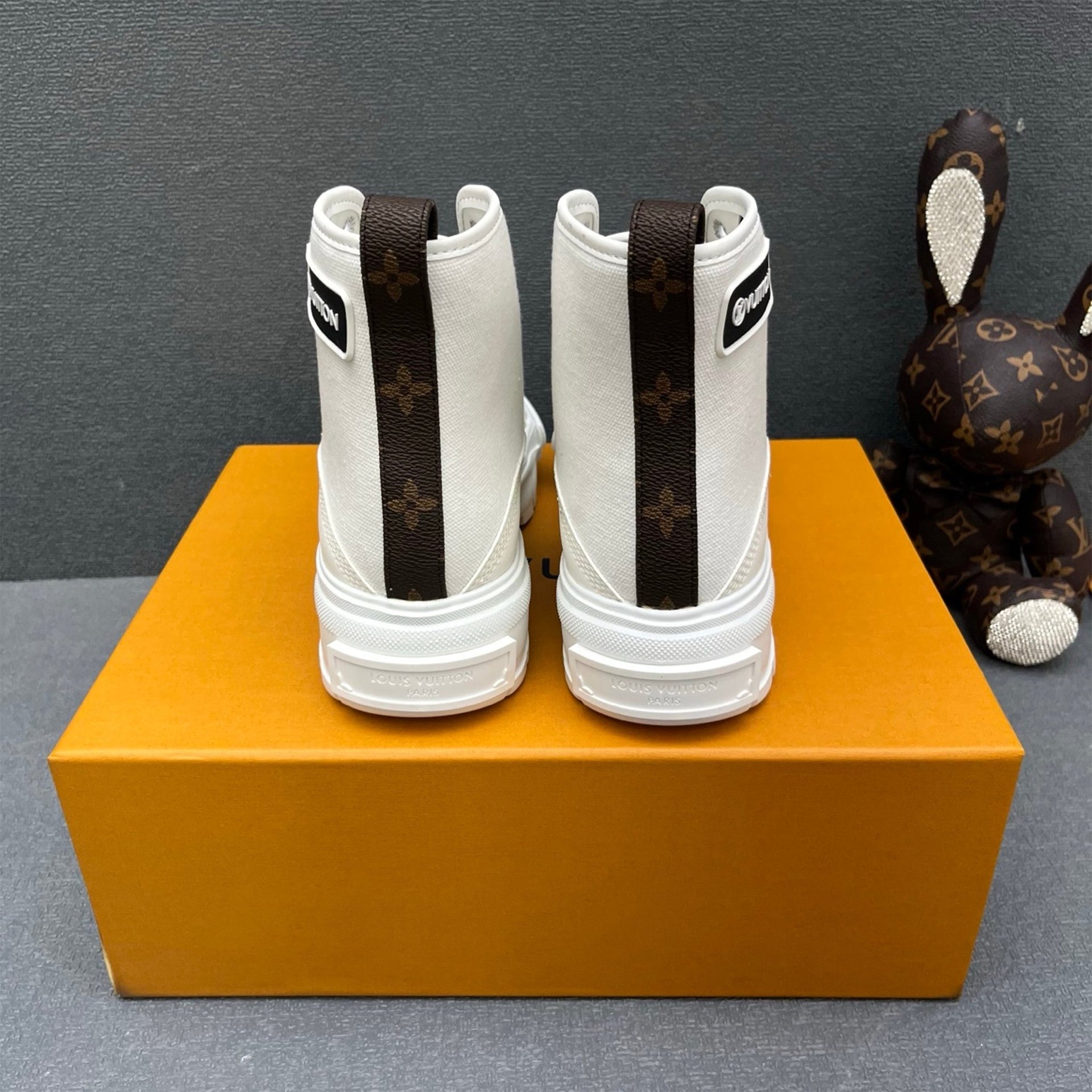 122328 Women Shoes - 24HEARTZ